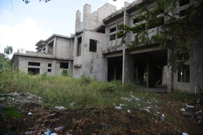 Comunitarios denuncian ocupación irregular de obra abandonada en Santiago.