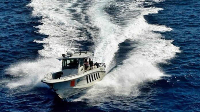 Rescatan a 17 personas tras naufragio frente a las costas de La Altagracia.