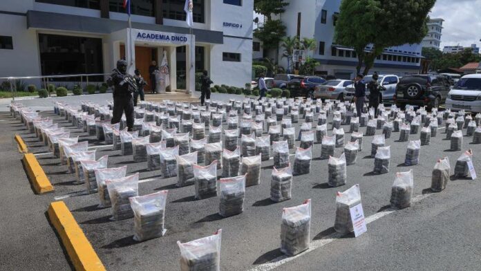 Detienen a cuatro personas con más de 1.5 toneladas de presunta cocaína en costas de Pedernales.