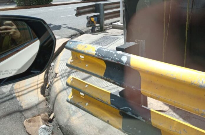 Residentes denuncian estructuras de hierro sin protección que representarían peligro en la avenida Abraham Lincoln con Jacinto Mañón