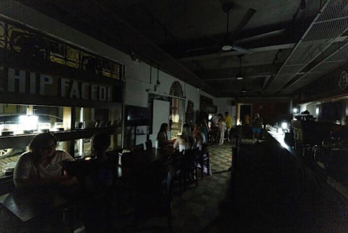 Lluvias de huracán Erin dejan a más de 140,000 personas sin electricidad en Puerto Rico