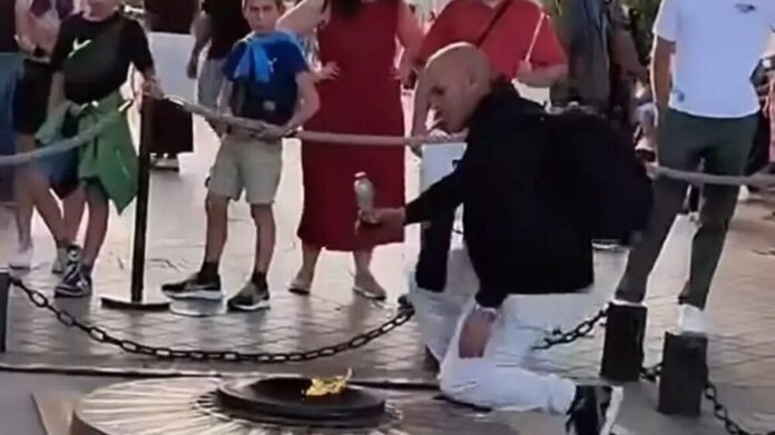 Francia retira permiso de residencia a hombre que encendió cigarrillo con la llama de la Tumba del Soldado Desconocido