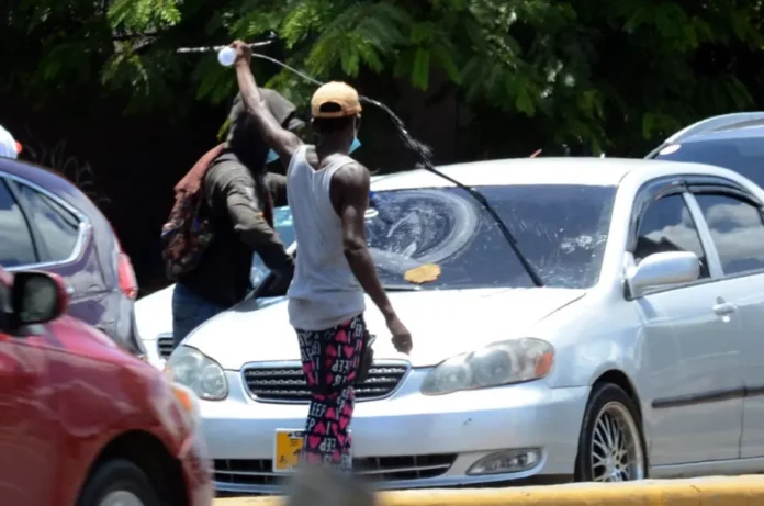 Cámara de Diputados detiene avance de proyecto que buscaba prohibir limpiavidrios y vendedores en semáforos