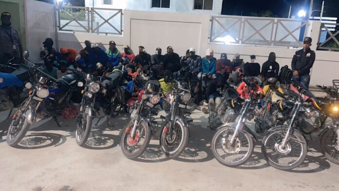 DGM detiene motoristas traficando indocumentados en Azúa.