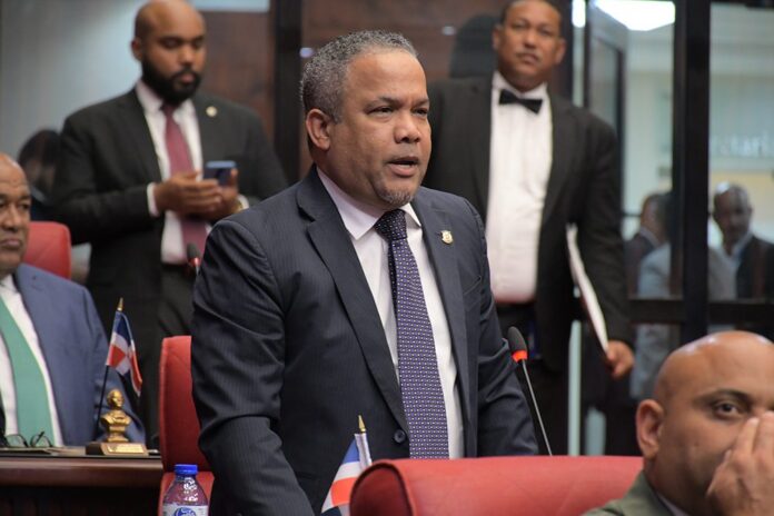 Senador Héctor Acosta convoca marcha pacífica en protesta por apagones en Monseñor Nouel