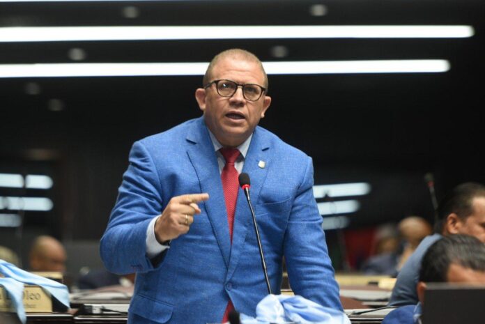 Diputado Rafael Castillo denuncia presunto negocio ilegal en registro de motocicletas en Santo Domingo Este