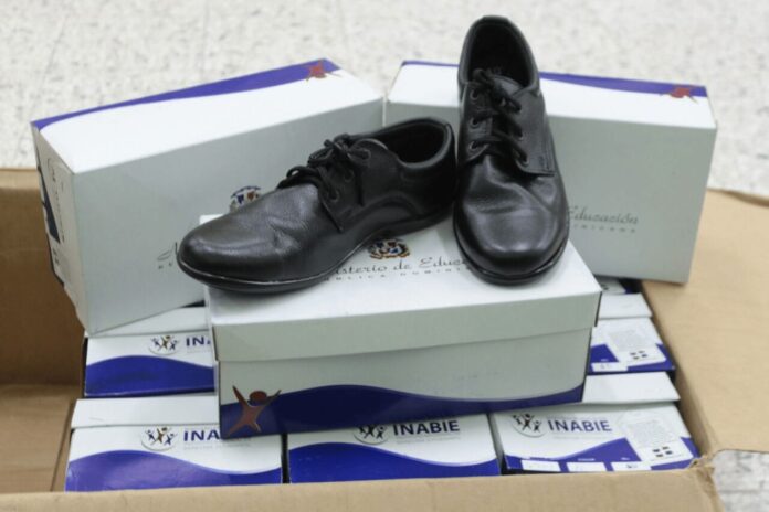 Contrataciones Públicas detecta irregularidades en licitación de zapatos escolares del INABIE y anula adjudicaciones