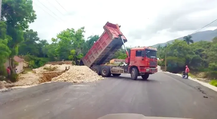 Comunitarios de El Cercado denuncian que Gobierno pretende inaugurar carretera Hondo Valle–Elías Piña inconclusa.