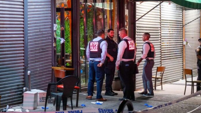 Buscan a cuatro sospechosos por tiroteo en Brooklyn que dejó tres muertos y varios heridos.