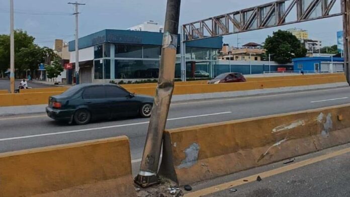 Obras Públicas cierra por tres horas el túnel de Las Américas tras choque contra poste eléctrico.