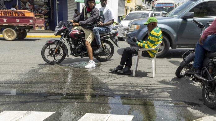 Aguas residuales se desbordan en la avenida Mella y generan preocupación por la salud pública.