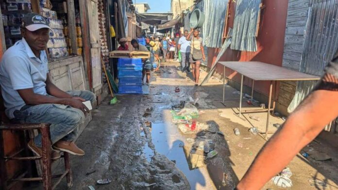 La falta de limpienza convierte el mercado fronterizo de Dajabon en un      “ vertedero a cielo abierto ”