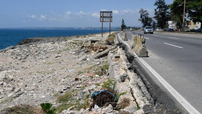 Vehículo cae al mar Caribe en la Autopista 30 de Mayo; autoridades confirman un fallecido.