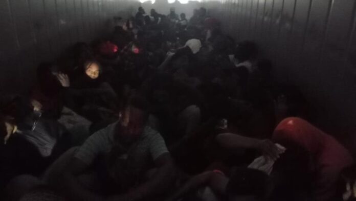 Interceptan en Montecristi contenedor con más de 60 haitianos indocumentados, incluidos 10 menores.