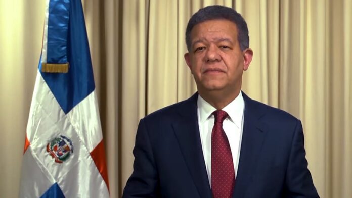 Leonel Fernández critica gestión económica del Gobierno tras reconocimiento de desaceleración.