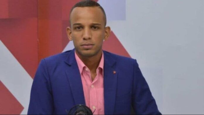 Periodista denuncia que fue detenido por agentes policiales sin justificación.