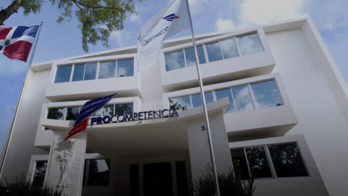 Pro-Competencia, según institución, pone bajo investigación a cuatro suplidores por presunta colusión en licitación del almuerzo escolar.