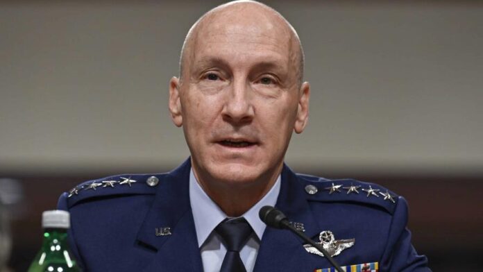 Jefe de la Fuerza Aérea de EE. UU. deja el cargo de forma sorpresiva.