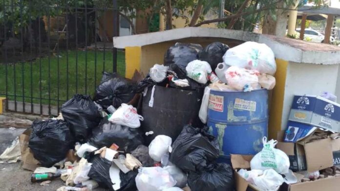 Basura, drenaje colapsado y exceso de foam agravan crisis sanitaria en residencial José Contreras.
