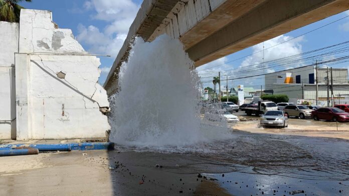 Rotura de tubería en obras del Metro inunda el kilómetro 9 de la autopista Duarte.