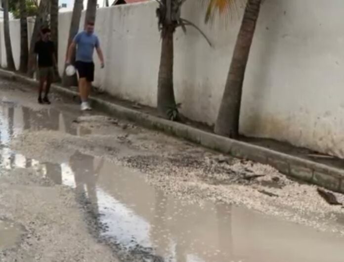 Residentes de Bávaro denuncian abandono y aguas negras en calles de Los Corales