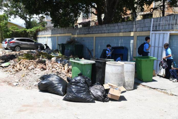 Nuevo año escolar inicia en la Escuela Patria Mella entre escombros y deficiencias infraestructurales