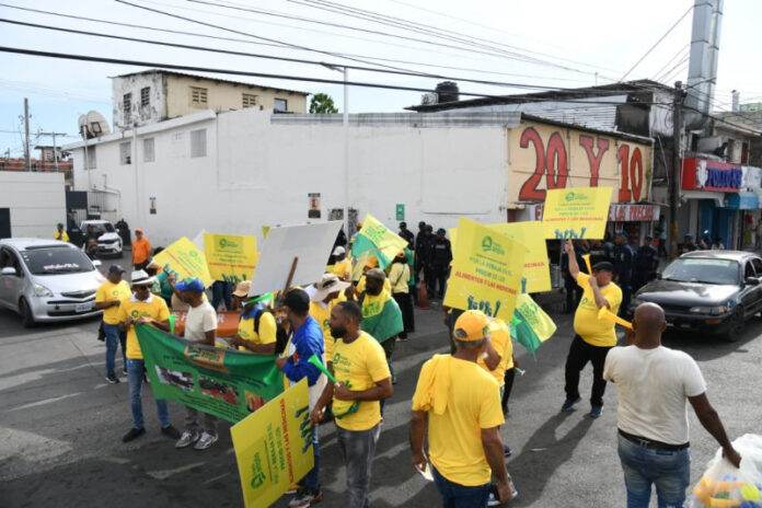Protestan en Santo Domingo Este por alto costo de vida y apagones