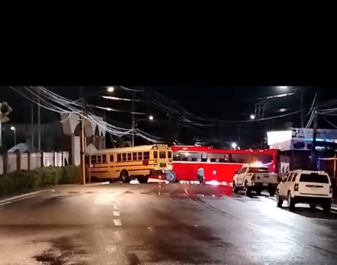 Transportistas paralizan rutas en La Otra Banda, Higüey, tras ataques en protestas por apagones