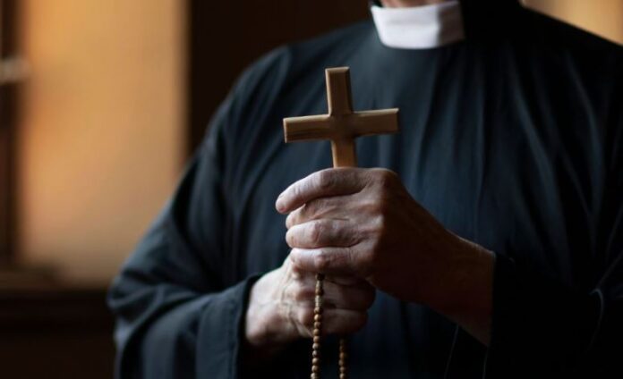 Suspenden a sacerdote en Mao-Montecristi tras denuncias de supuesto abuso sexual contra dos hermanas