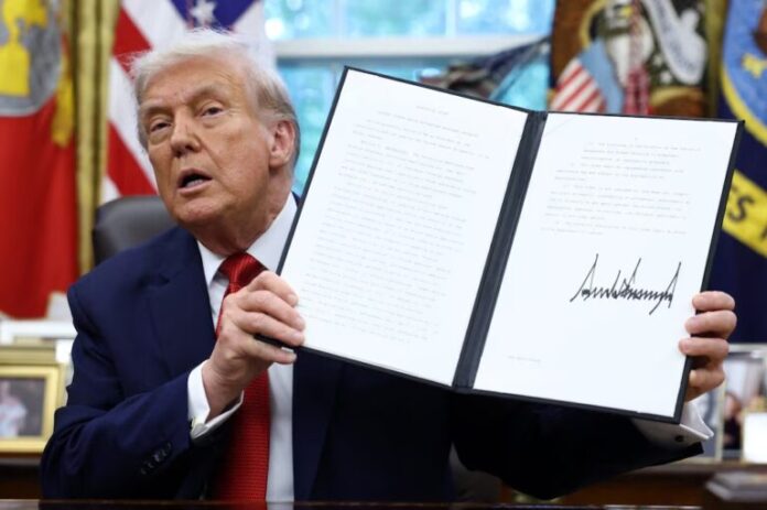 Trump firma orden que avala transferencia de TikTok a inversores estadounidenses y extiende plazo hasta diciembre