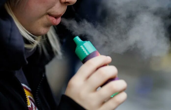 Singapur castigará con 15 latigazos y hasta 20 años de cárcel a proveedores de vapeadores con etomidato