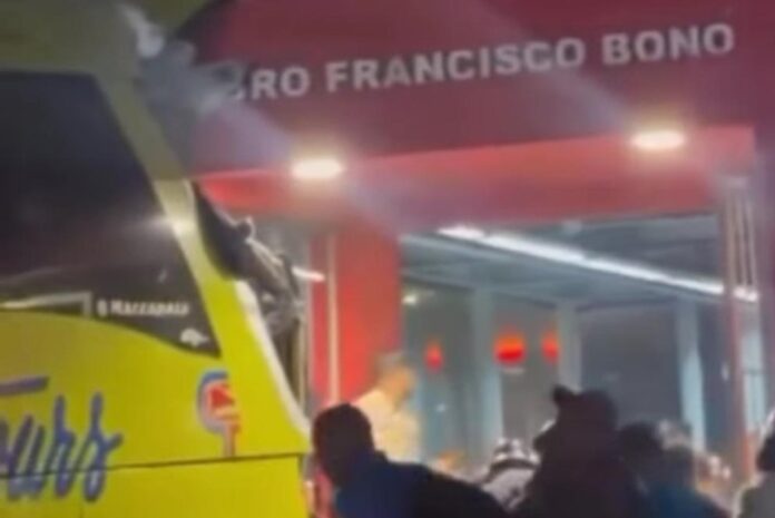 Autobús de Caribe Tours impacta estación del Metro de Santo Domingo y deja una persona herida