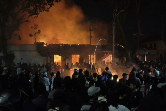 Protestas en Indonesia dejan muertos tras aprobación de aumento salarial a legisladores