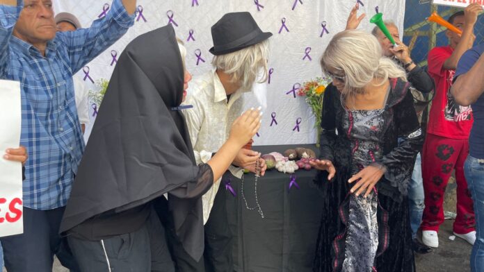 Realizan hora santa en Moca como protesta contra el alto costo de la canasta básica