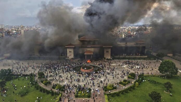 Protestas en Nepal se intensifican tras prohibición temporal de redes sociales y dejan al menos 19 muertos