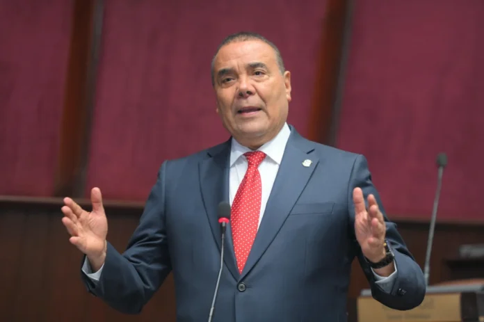 Diputado Tavárez advierte que deuda pública supera los US$72 mil millones y alerta sobre riesgo de colapso económico