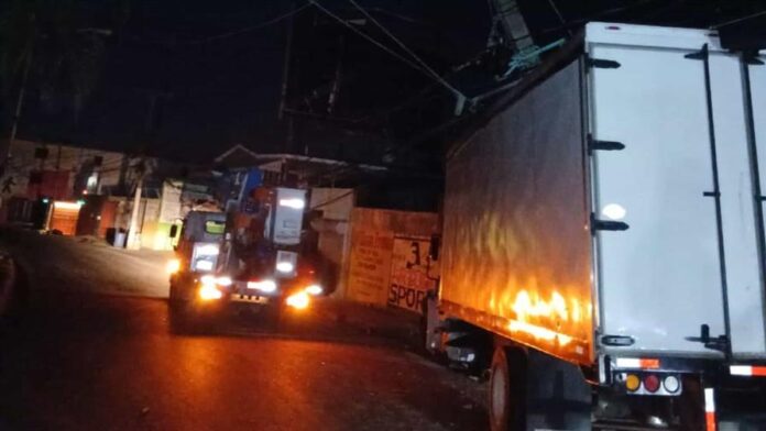 Accidente de tránsito provoca apagón en varios sectores de Santo Domingo Oeste