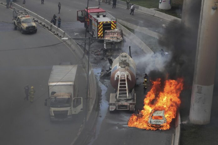 Explota camión de gas y deja al menos 8 muertos y 94 heridos en México