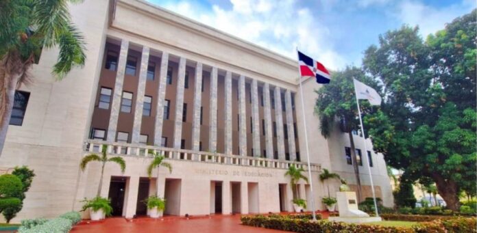 Educación suspende clases en escuelas cercanas a ríos y cañadas por alerta meteorológica