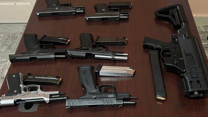 Detienen a diez personas con armas y chalecos antibalas tras persecución en Villa González