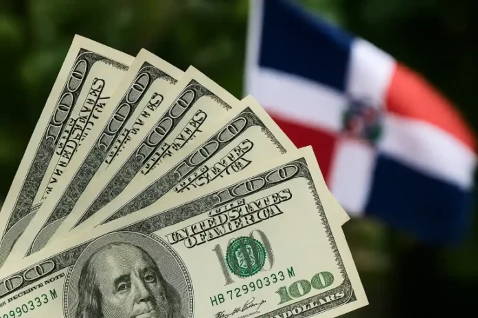 Dólar alcanza los RD$64 y peso se deprecia un 4 % en un mes