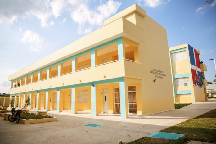 Gobierno suspende clases y labores en varias provincias por lluvias de la tormenta Melissa