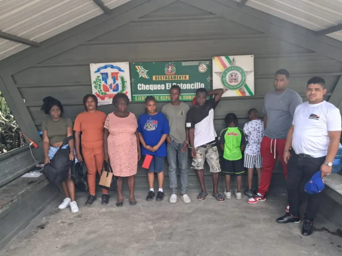 Arrestan a dos hombres por presunto traslado de haitianos indocumentados en Dajabón