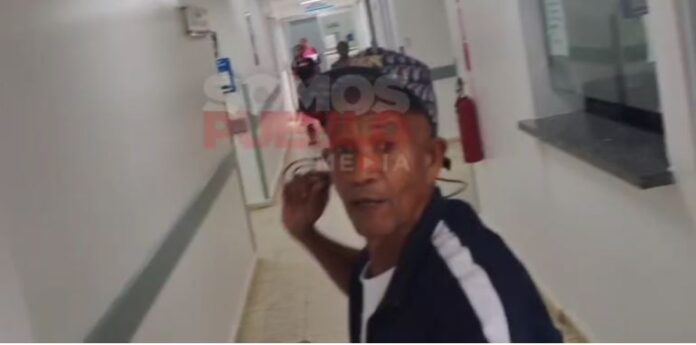 Seguridad de hospital en Sabana Grande de Boyá agrede a palos y cadenazos a comunicador mientras visitaba a su hija; dice lo mandaron