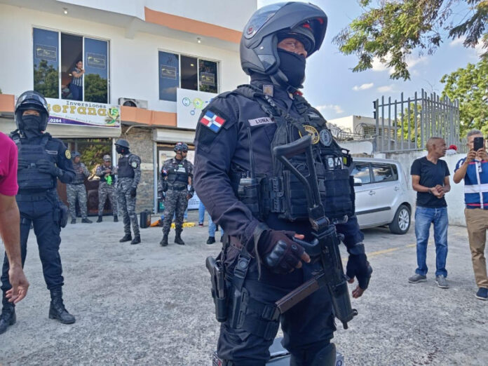 Apresan a 11 policías vinculados a la muerte de cinco hombres en Santiago