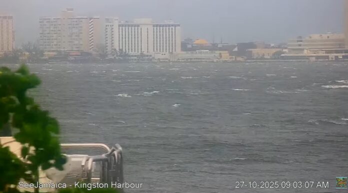 En Jamaica: “Rezamos para que el huracán Melissa no nos pegue con toda la fuerza”