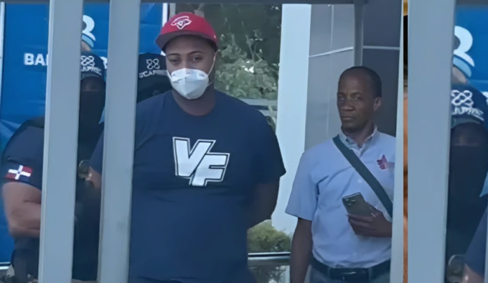 Agente de seguridad se atrinchera en sucursal del Banreservas; era buscado por violencia de género