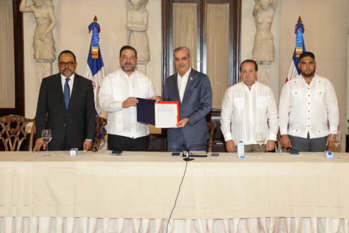 Abinader anuncia titulación de terrenos en Los Haitises y Loma Novillero para fortalecer protección ambiental