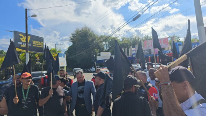Residentes de La Ribera protestan por retrasos en reparación del puente sobre el río Camú en La Vega