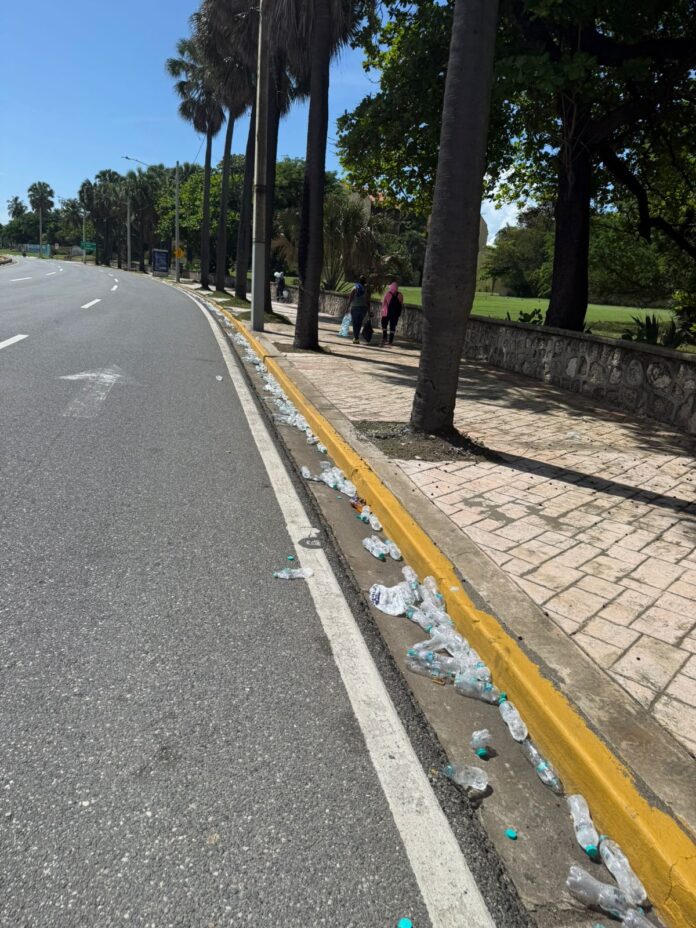 Denuncian acumulación de desechos plásticos tras maratón en el Malecón de Santo Domingo